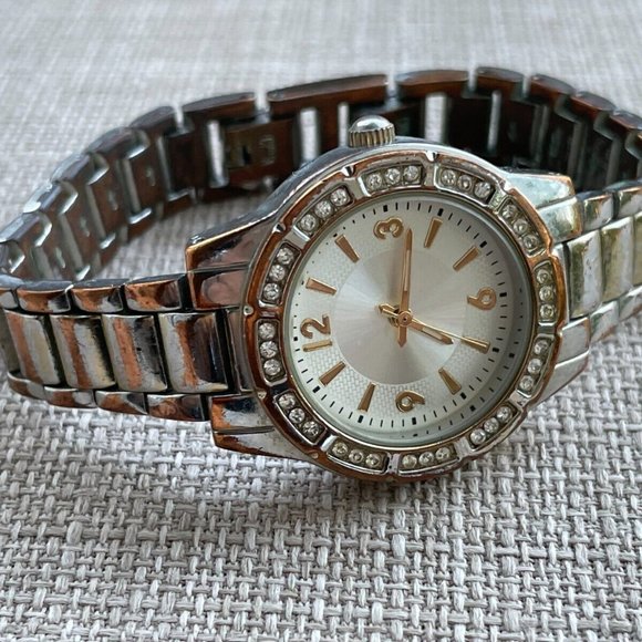 FMD Women Wrist Watch Analog Quartz Crystal Accent Bezel Silver Tone Watch - Picture 8 of 8